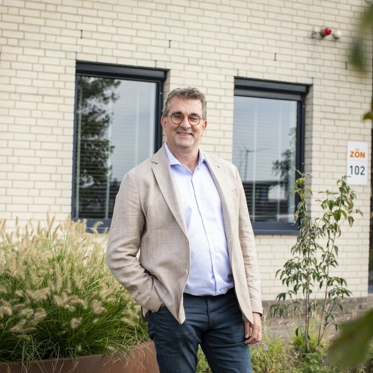 John zandkleurig colbert voorkant gebouw 3