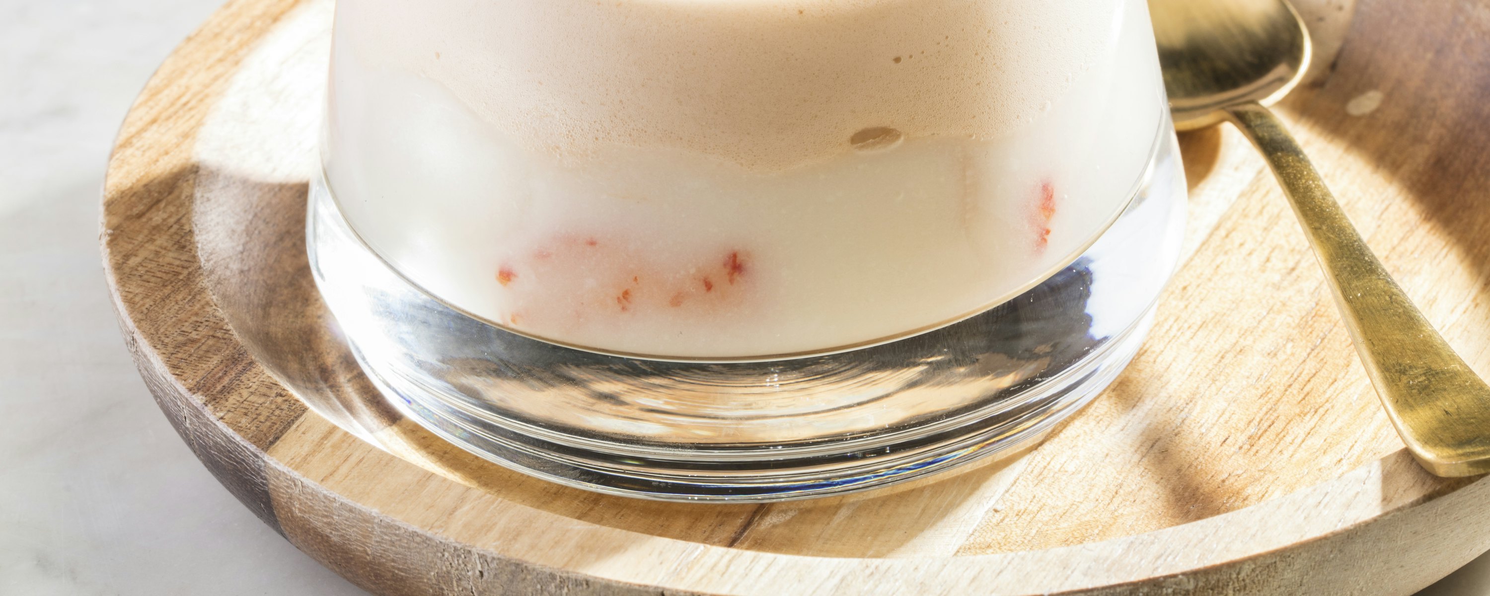 Asperge cappucino met een schuim van rivierkreeftjes en bieslookolie