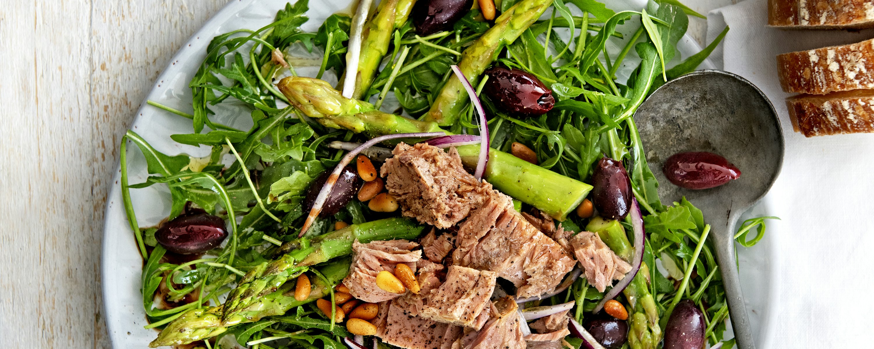 Asperges Rucolasalade met gestoomde groene asperges en tonijn