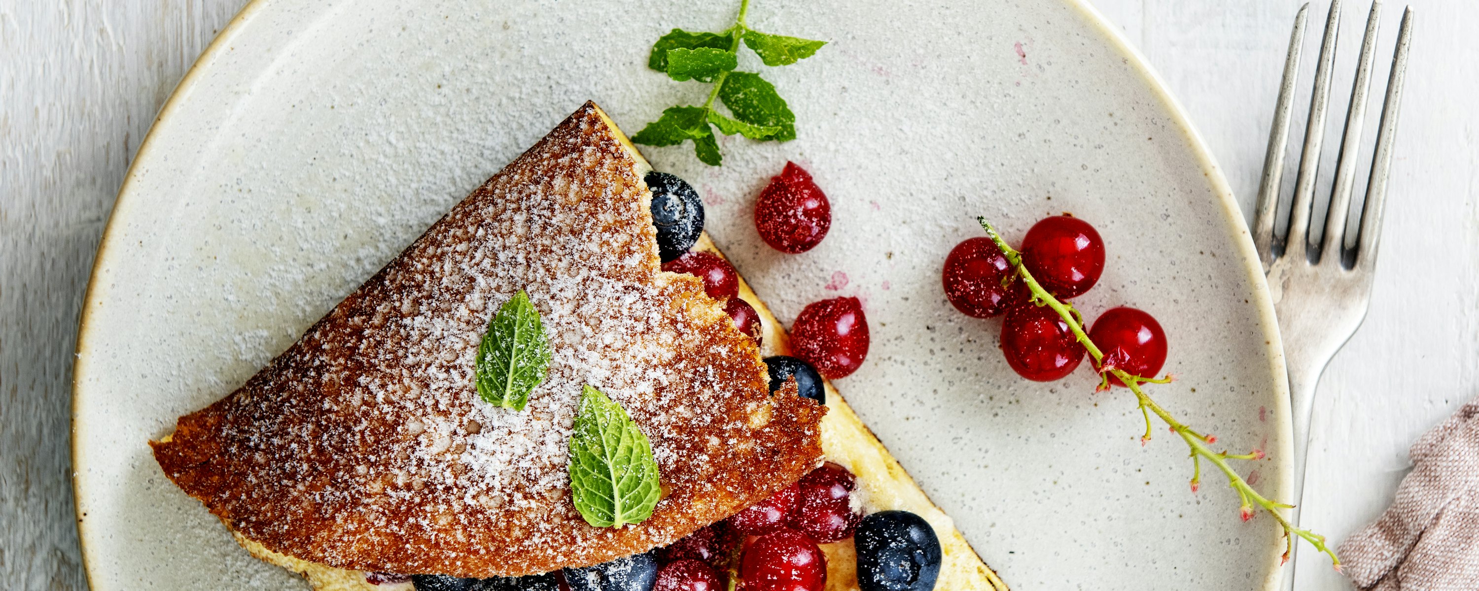 Blauwe bessen Schuimomelet met blauwe bessen en rode bessen