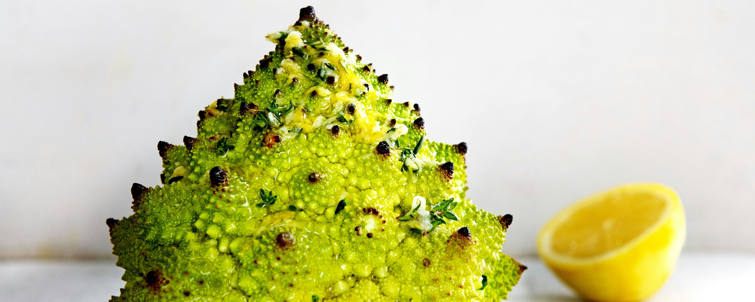 Geroosterde romanesco met citroen tijmolie gecomprimeerd