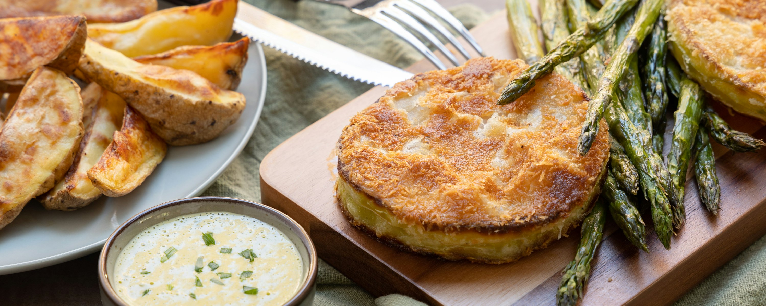 Groene asperges koolrabisteak met bearnaisesaus aardappels en asperges