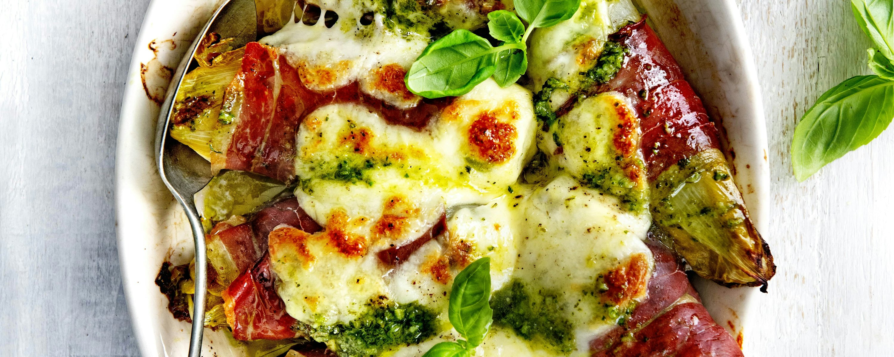 Witlof witlofschotel met pesto en parmaham gecomprimeerd