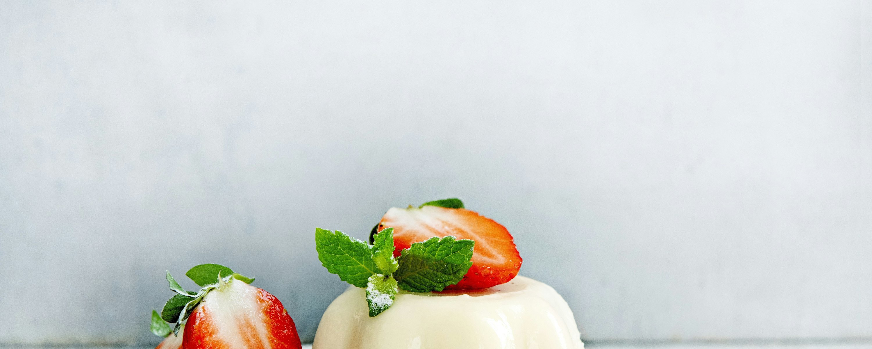 Asperge yoghurtpuddinkje met aardbeien