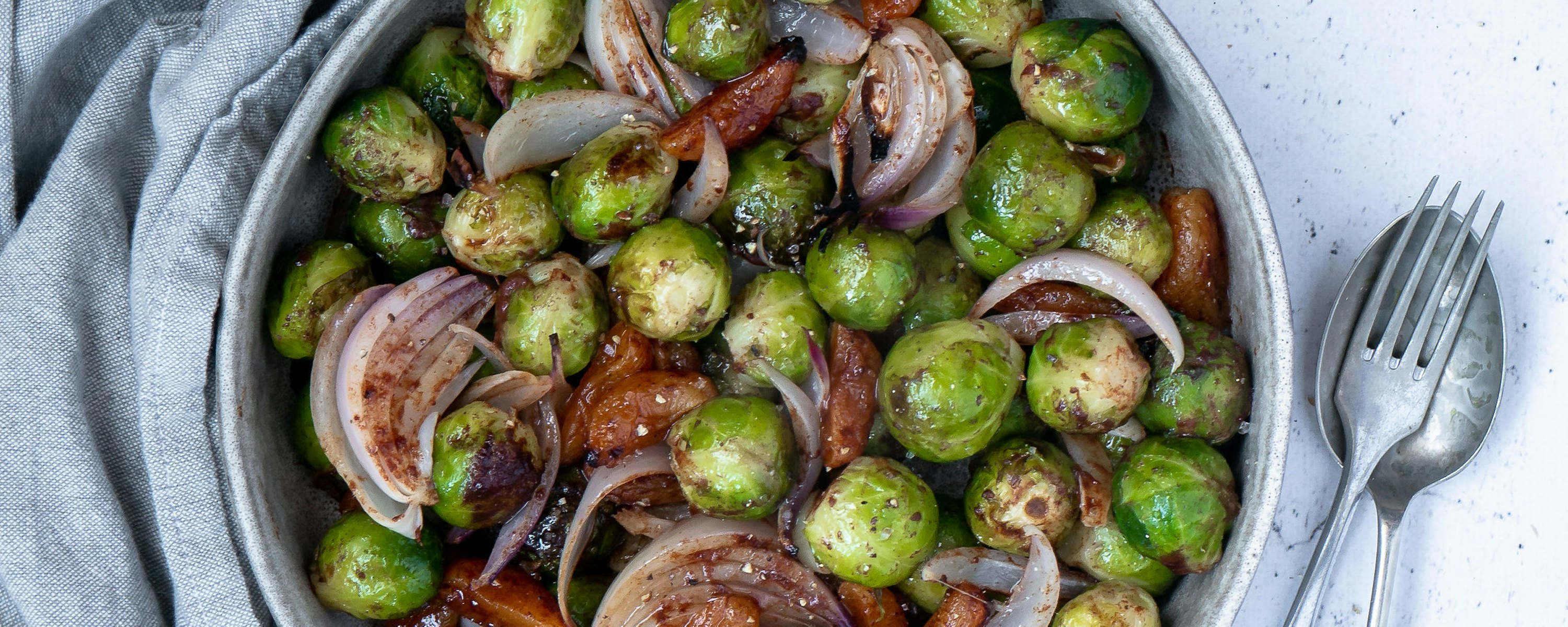 Spruiten gepoft met rode ui en walnoten foodybox kerst 1