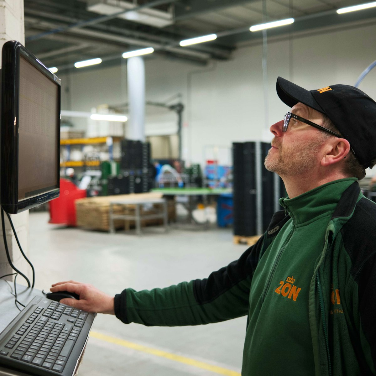 2025 0425 Richard achter PC